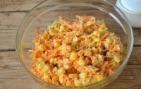 Салат из копченой курицы, кукурузы и моркови по-корейски
