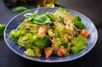 Тёплый салат из лосося и брокколи