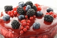 Диетический фруктово-ягодный бисквитный торт 