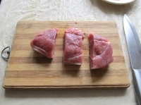 Нарезать мясо на на 3-4 крупных куска.