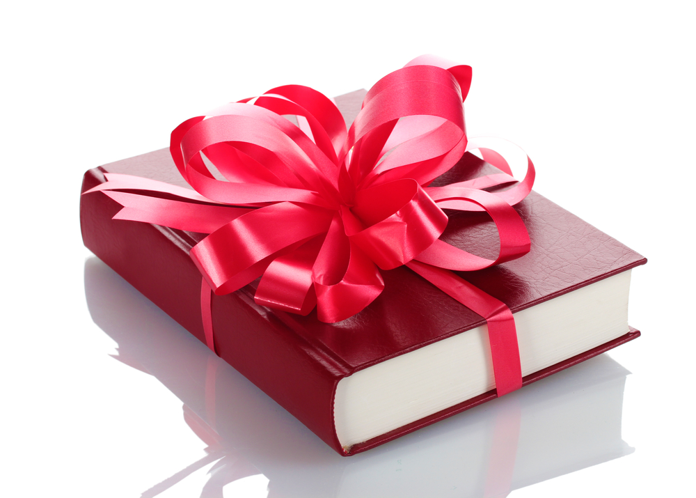 Книга как подарок в руках Книга как подарок в руках