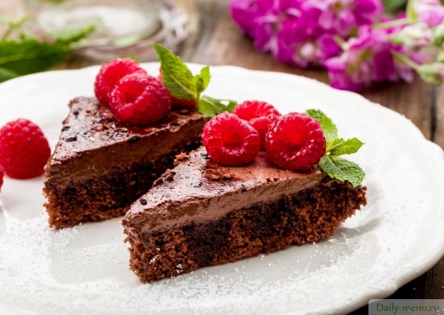 Супер простой шоколадный пирог на сметане. Фото: shutterstock