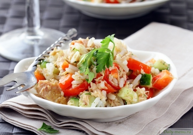 Салат с горбушей, овощами и рисом