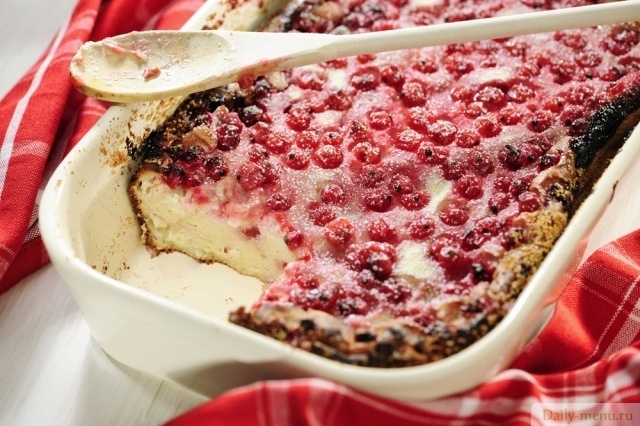 Пирог с красной смородиной. Фото: shutterstock