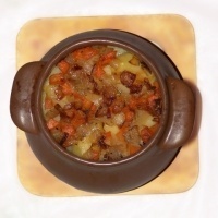 Картошка с овощами в горшочке