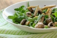 Салат из руколы с грибами и печенью
