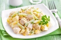 Легкий салат с куриной грудкой и кукурузой
