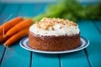 Морковный пирог с клюквой и орехами