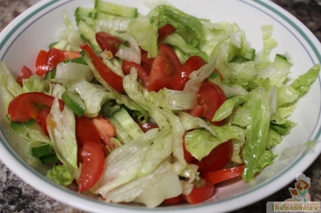 Свежий зеленый салат с курицей, овощами и сыром