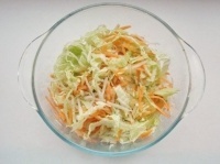 салат из моркови с капустой и зеленым яблоком
