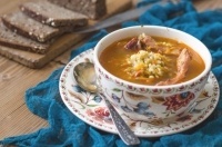 Томатный суп с булгуром и копчёными рёбрышками