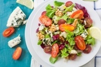 Салат с виноградом и голубым сыром
