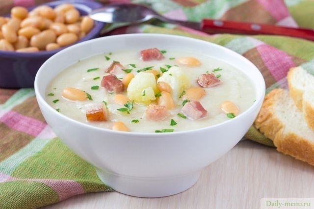 Крем-суп с фасолью и беконом