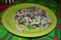 Фасолевый салат с мясом и зеленью