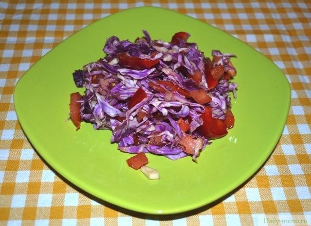 Салат из краснокачанной капусты с помидорами и перцем