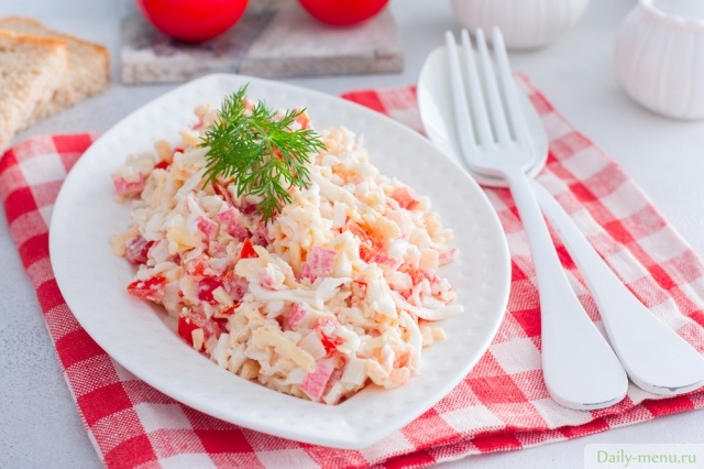Фото: <a href="https://ru.depositphotos.com/369267968/stock-photo-homemade-salad-crab-sticks-tomatoes.html">Depositphotos.com</a>