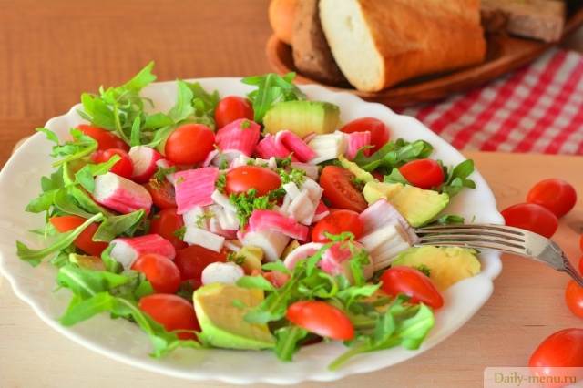 Фото: <a href="https://ru.depositphotos.com/67926713/stock-photo-mixed-vegetable-salad-with-crab.html">Depositphotos.com</a>