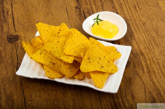Фото: <a href="https://ru.depositphotos.com/186772326/stock-photo-nachos-cheese-sauce-wooden-background.html">Depositphotos.com</a>