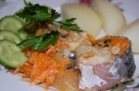 Скумбрия с луком и морковью