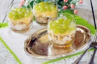 Салат с копчёной курицей и виноградом