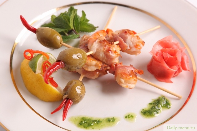 Фото: <a href="https://ru.depositphotos.com/120675594/stock-photo-shrimp-skewers-olives-plate.html">Depositphotos.com</a>