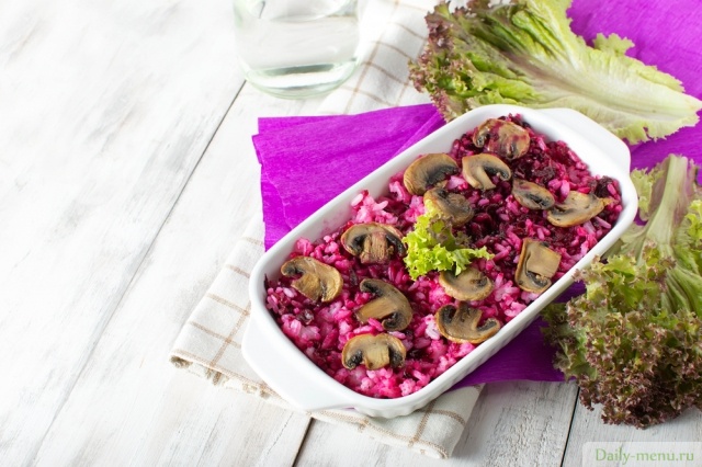 Фото: <a href="https://ru.depositphotos.com/48427365/stock-photo-risotto-with-mushrooms-and-beetroot.html">Depositphotos.com</a>