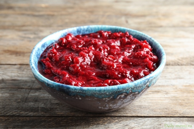 Фото: <a href="https://ru.depositphotos.com/267836508/stock-photo-bowl-of-tasty-cranberry-sauce.html">Depositphotos.com</a>