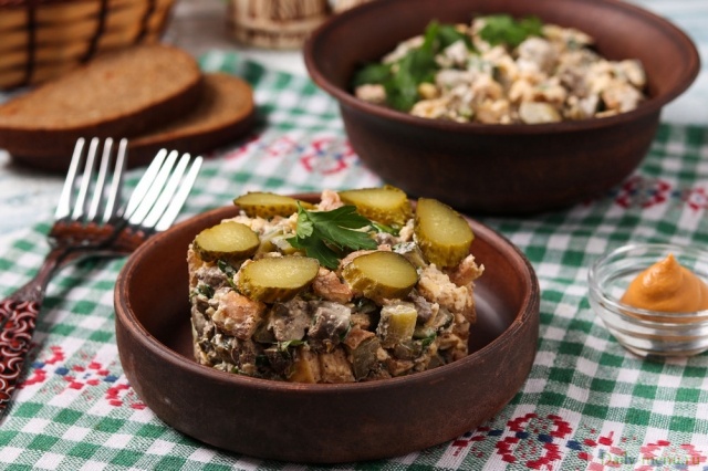 Фото: <a href="https://ru.depositphotos.com/247891934/stock-photo-salad-chicken-liver-omelette-pickled.html">Depositphotos.com</a>