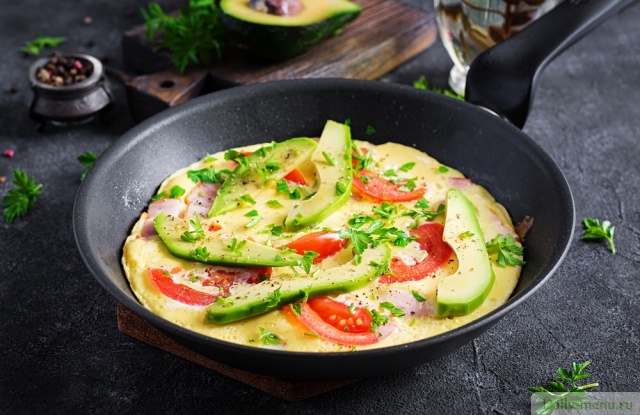 Фото: <a href="https://ru.depositphotos.com/441884746/stock-photo-keto-breakfast-omelette-ham-tomatoes.html">Depositphotos.com</a>