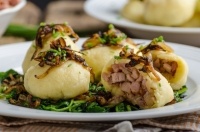 Картофельные кнедлики с копчёным мясом