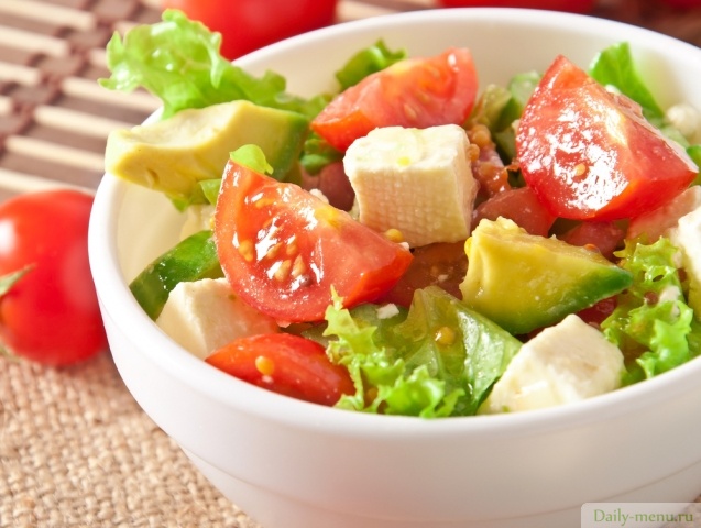 Фото: <a href="https://ru.depositphotos.com/18057581/stock-photo-salad-with-avocado-cherry-tomatoes.html">Depositphotos.com</a>