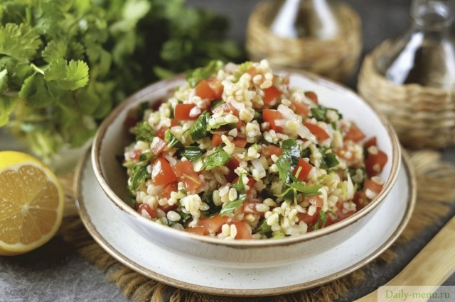 Фото: <a href="https://ru.depositphotos.com/547994568/stock-photo-delicious-healthy-salad-bulgur-parsley.html">Depositphotos.com</a>