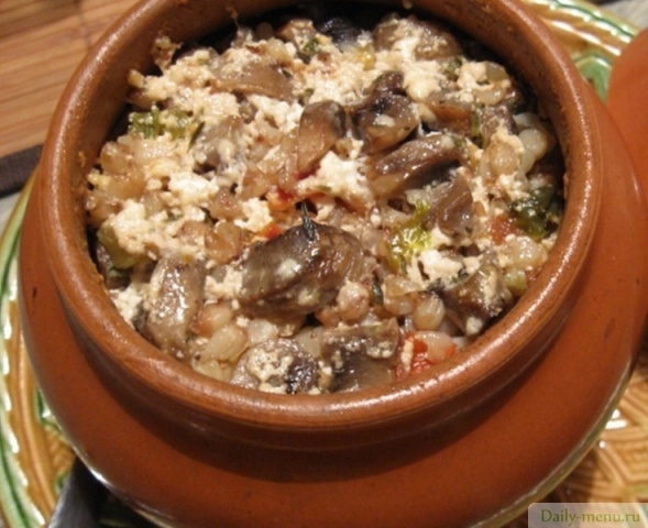 Гречка в горшочке с грибами и луком