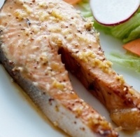 Стейк лосося в имбирно-медовом маринаде