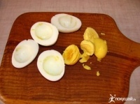 Фаршированные яйца с чесноком
