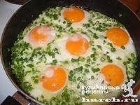 Глазунья с луком и помидорами