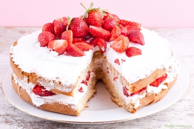 Легкий торт с ягодами. Фото: Shutterstock
