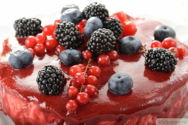 Диетический фруктово-ягодный бисквитный торт . Фото: Shutterstosk