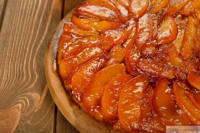 Как приготовить пышную и ароматную яблочную шарлотку: подробный рецепт