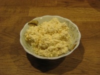 Салат сырный с чесноком и яйцом