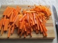 Нарезать морковь полосками
