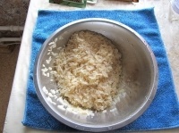 Промыть рис в 3-4 водах.