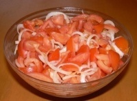 Салат с помидорами и репчатым луком