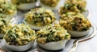 Яйца, фаршированные грибным салатом