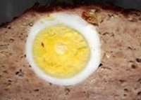 Мясной рулет с яйцом.