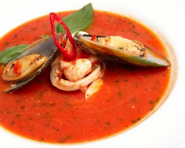 Томатный суп из морепродуктов с кальмарами, креветками и мидиями