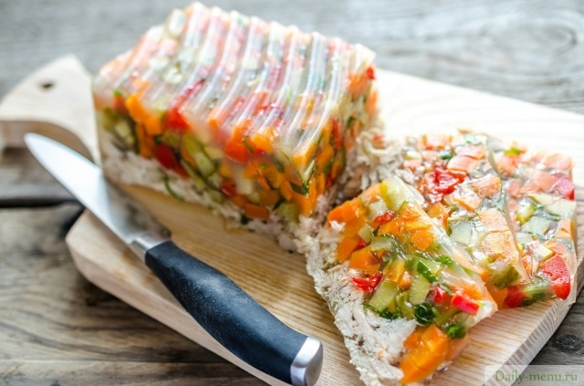 Красивое и вкусное диетическое блюдо - курица с овощами в желе. Фото: Shutterstock
