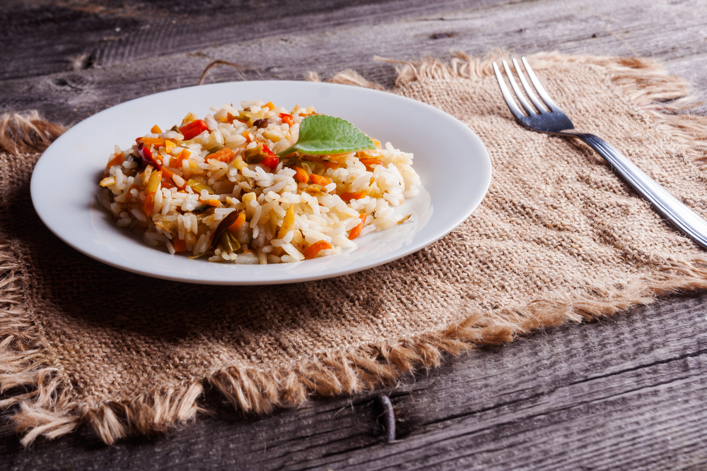 Бурый рис с овощами. Фото: Shutterstock