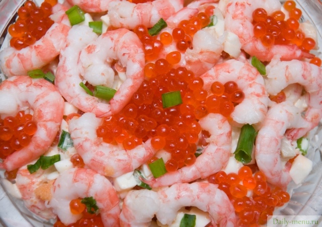 Салат из морепродуктов праздничный с кальмарами, креветками, красной икрой